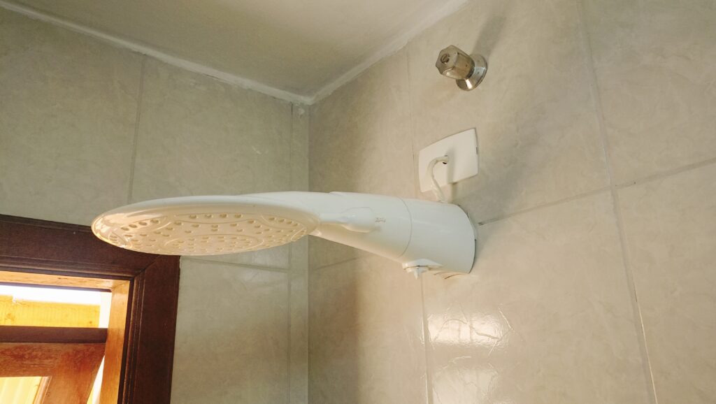 Fiz o conserto na conexão do chuveiro, onde o fio tinha queimado e causado mau contato. Refiz toda a ligação com segurança e o chuveiro voltou a funcionar perfeitamente.