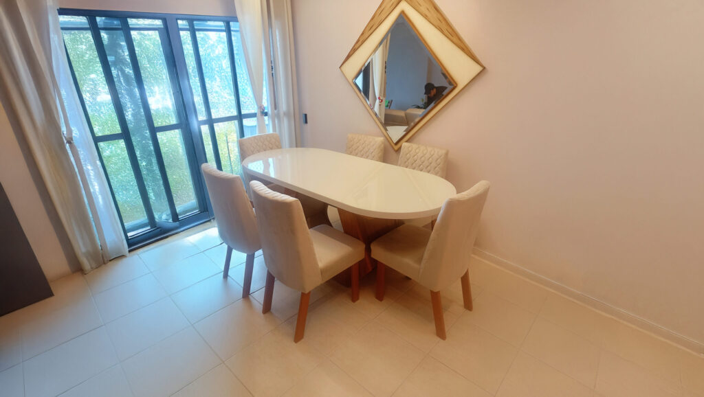 montagem de uma mesa de jantar, seguindo todas as etapas com atenção aos detalhes para garantir firmeza, nivelamento e segurança. O serviço foi feito com cuidado para evitar danos às peças e ao ambiente.