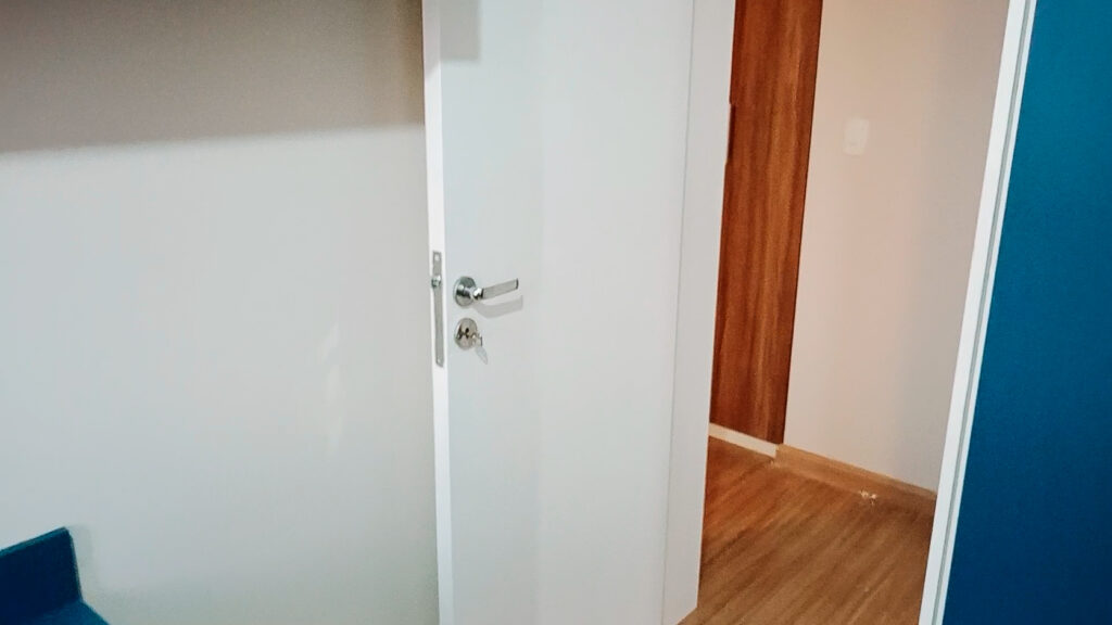 Finalizei a pintura de portas e o resultado trouxe um acabamento novo, liso e elegante. As portas ficaram com aparência de novas, deixando todo o ambiente mais bonito.