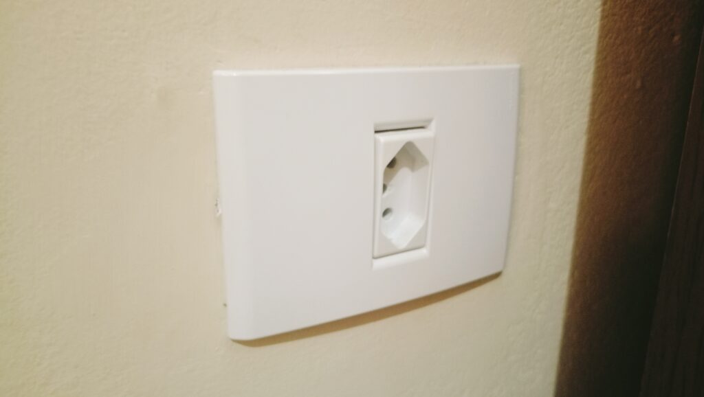 Realizei a troca de uma tomada que estava danificada e causando mau contato. Instalei uma nova peça, mais segura e moderna, deixando tudo funcionando perfeitamente.