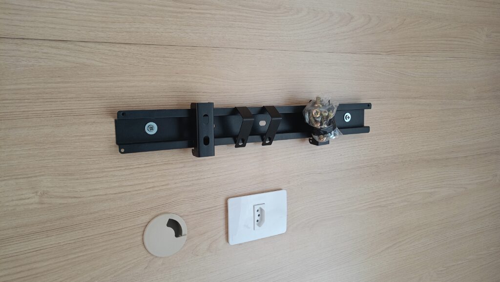 Suporte para TV instalado em painel com fixação segura, alinhamento perfeito e acabamento profissional.