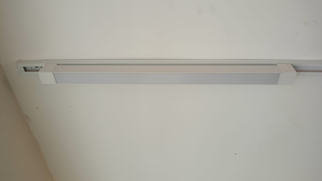 Substituição de lâmpada realizada após queima da anterior, deixando a iluminação normalizada e funcionando perfeitamente.