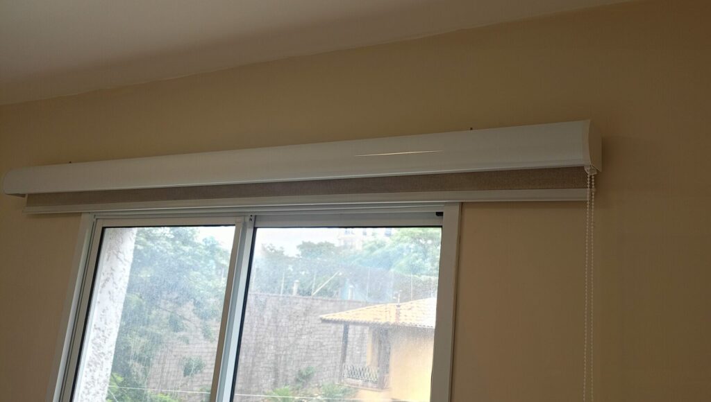 Mais praticidade e elegância no ambiente: instalação de persiana de rolo horizontal concluída com sucesso.