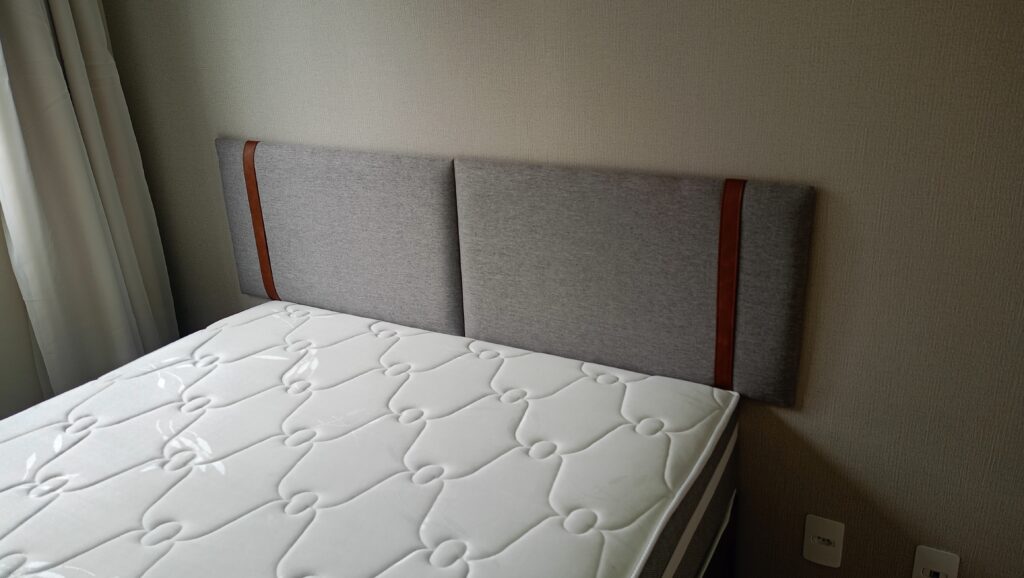 Cabeceira para cama box instalada na parede com fixação segura, alinhamento correto e ótimo acabamento.