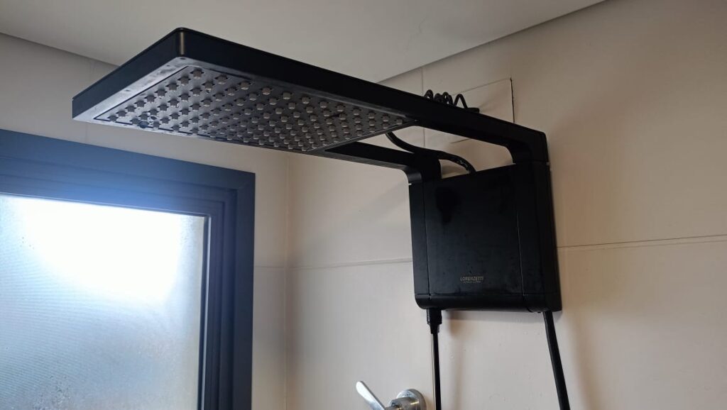 Resistência de chuveiro substituída com cuidado técnico e teste final para garantir um banho quente e seguro.