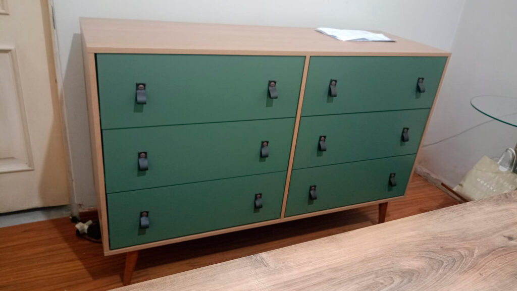 Montagem de cômoda de 6 gavetas realizada com cuidado, alinhamento correto e funcionamento perfeito das gavetas.