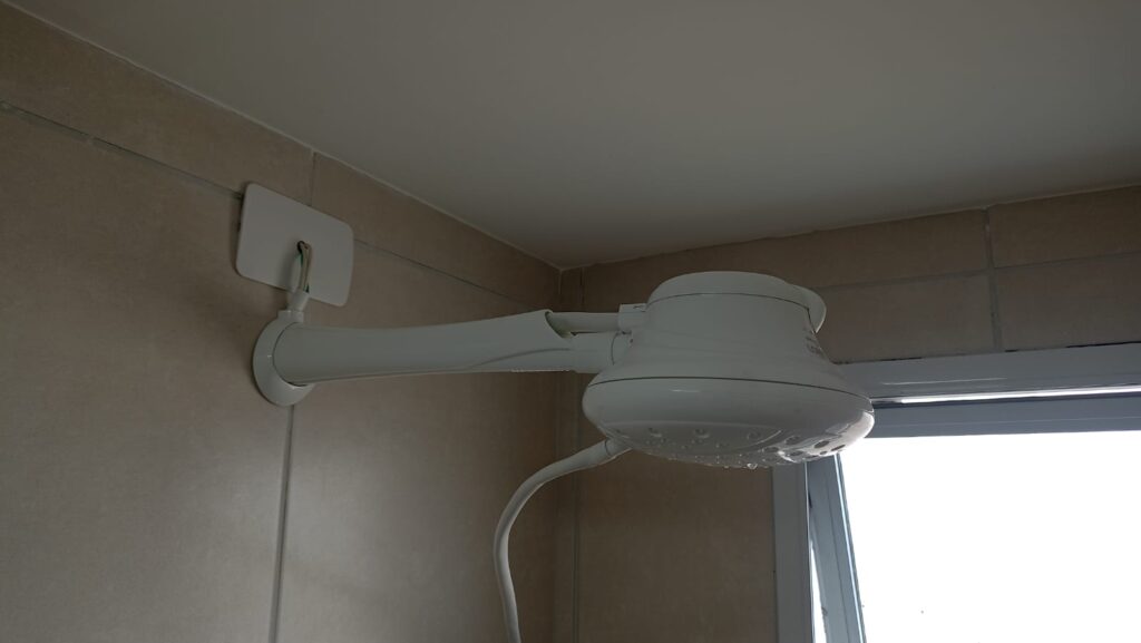 Serviço de instalação de chuveiro executado, assegurando ligação elétrica correta, fixação firme e perfeito funcionamento.
