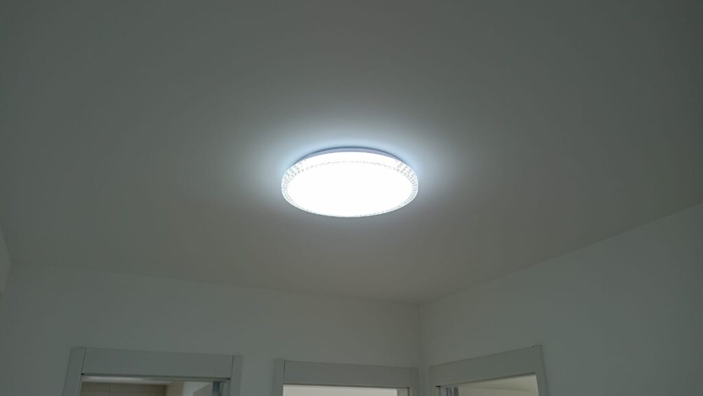 Serviço de instalação de luminária executado, assegurando fixação firme, ligação correta e iluminação funcional no local.