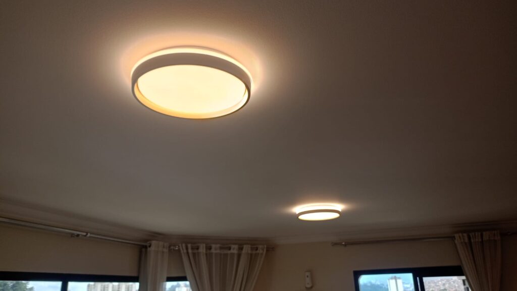 Montagem e instalação de luminária concluídas com sucesso, proporcionando melhor distribuição de luz e pleno funcionamento.
