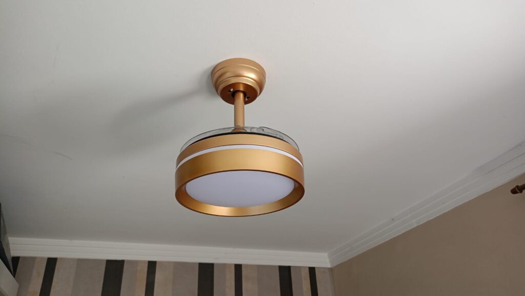 Instalação de ventilador retrátil realizada com segurança, garantindo funcionamento suave, ventilação eficiente e abertura adequada das pás.