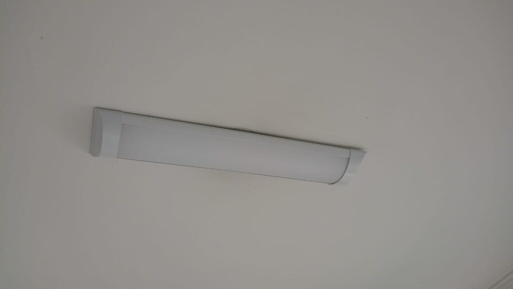 Instalação de luminária realizada com segurança, garantindo iluminação eficiente e acabamento adequado ao ambiente.