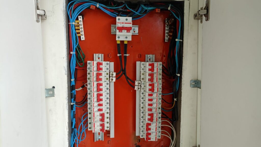 Reparo emergencial no QDC de clínica odontológica realizado para corrigir falha elétrica crítica, restabelecendo com segurança a distribuição de energia e garantindo o funcionamento adequado dos equipamentos essenciais.