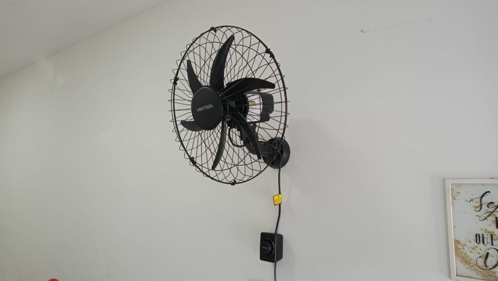 Instalação de ventilador de parede realizada com sucesso, garantindo fixação segura, funcionamento adequado e ventilação eficiente no ambiente