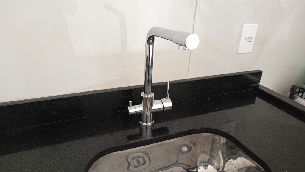 Torneira instalada com cuidado técnico e testes finais realizados para garantir funcionamento perfeito, vedação adequada e uso seguro.