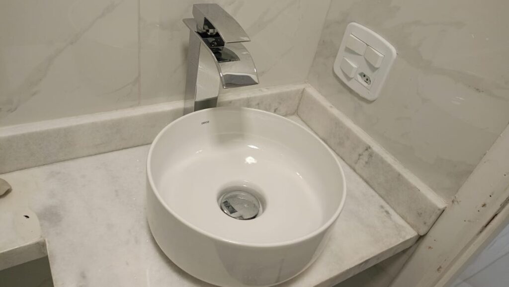 Instalação de torneira realizada com ajuste e fixação adequados, garantindo perfeito funcionamento e evitando vazamentos.
