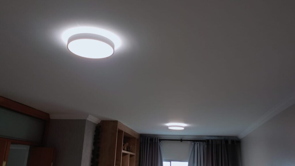 Troca de luminárias realizada com cuidado técnico e acabamento limpo, garantindo melhor iluminação, funcionamento seguro e visual renovado para o ambiente.