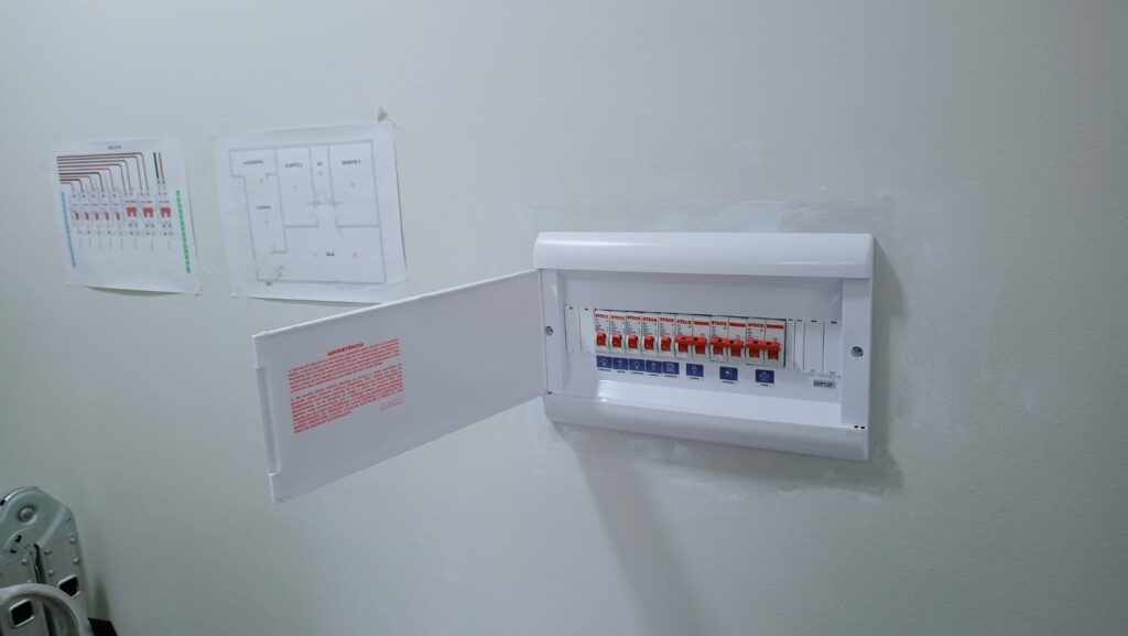 Reforma elétrica do apartamento realizada com planejamento técnico e segurança, garantindo distribuição eficiente dos circuitos, instalações organizadas e funcionamento confiável de toda a rede elétrica.